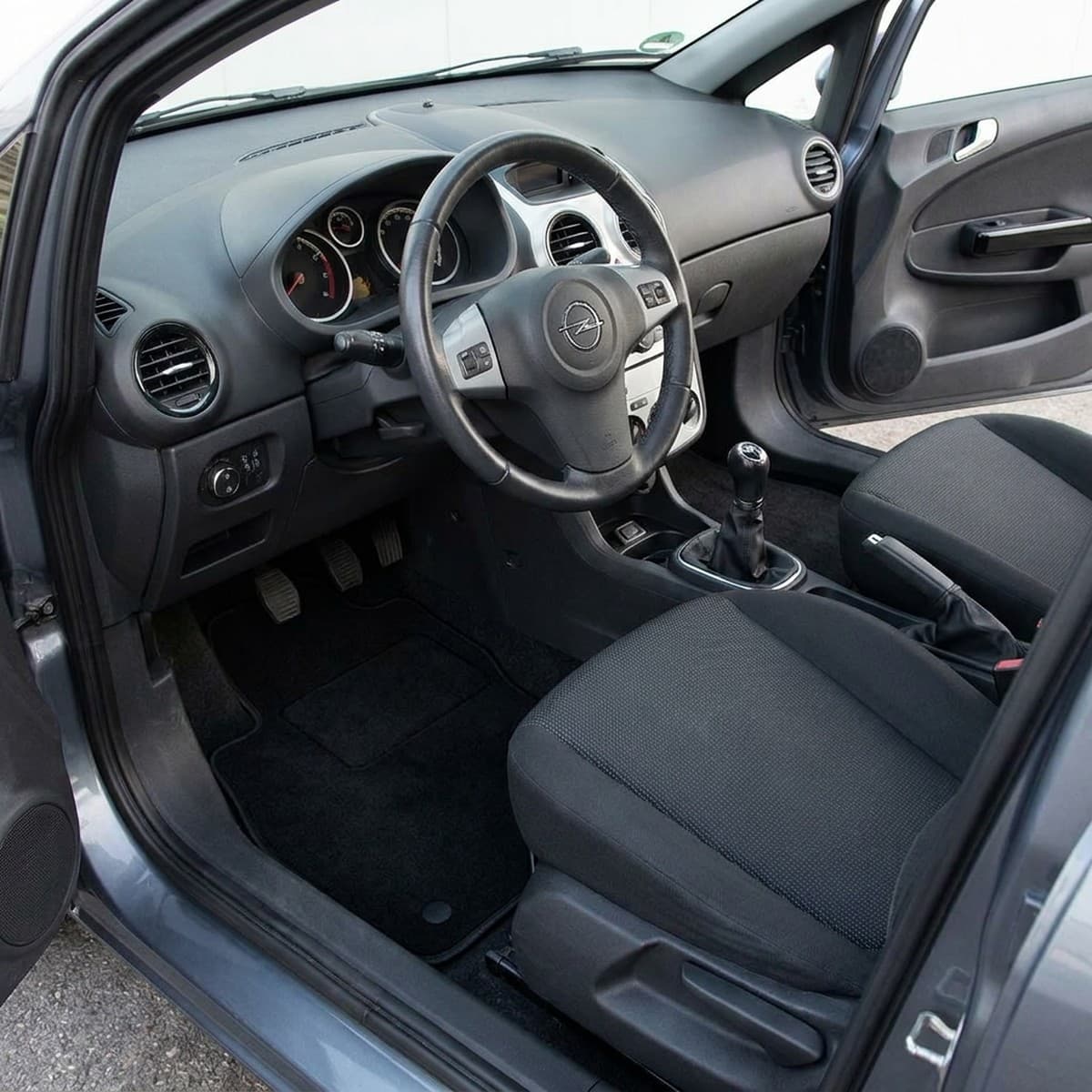 Tappetini in moquette Astro montati su Opel Corsa D (2006-2014)