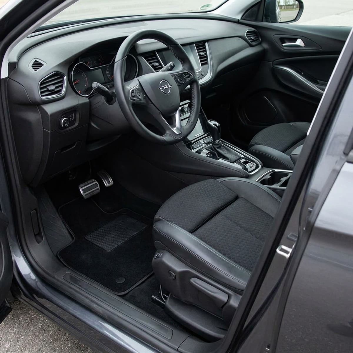 Tappetini in moquette Astro montati su Opel Grandland (2018-)