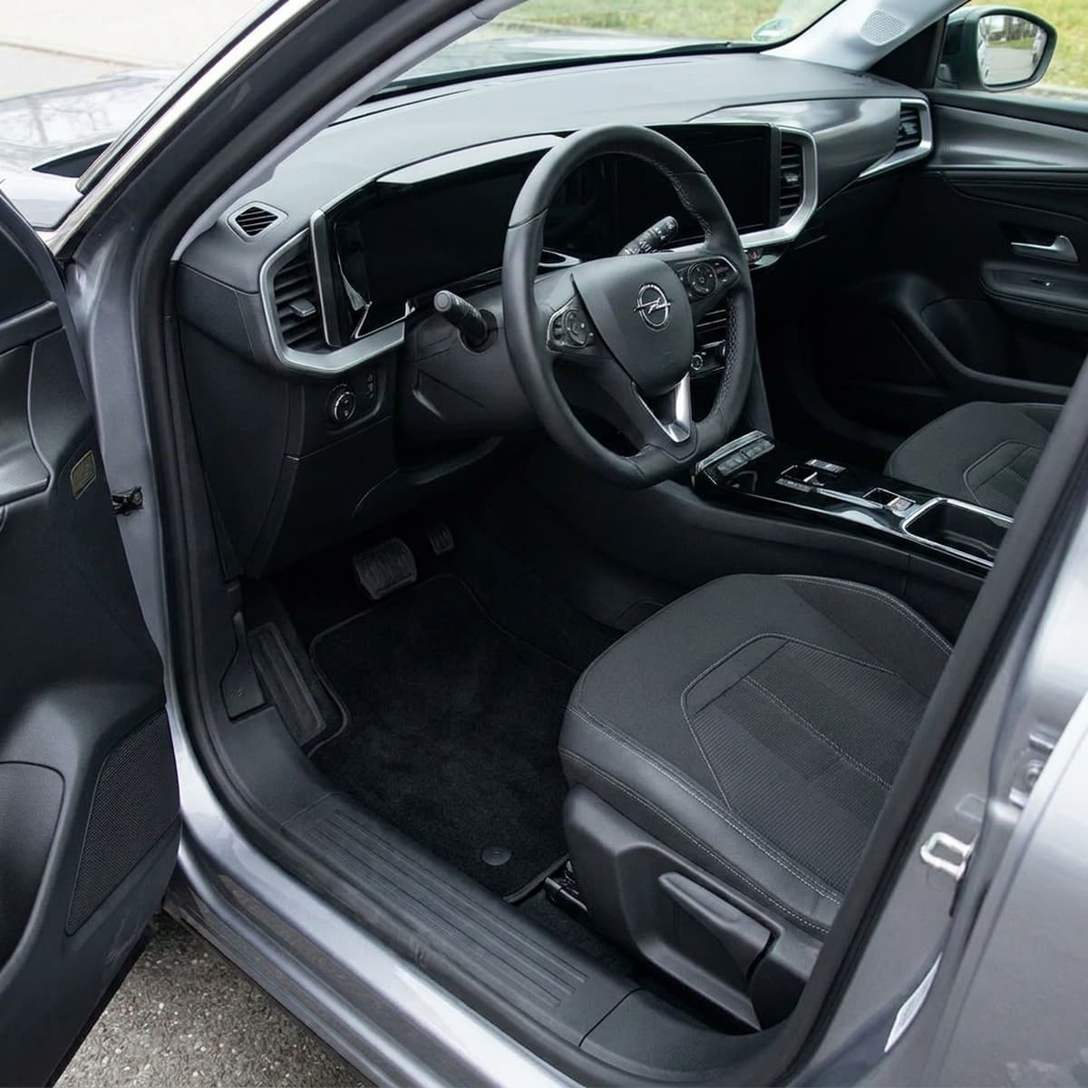 Tappetini in moquette Astro montati su Opel Mokka (2020-)
