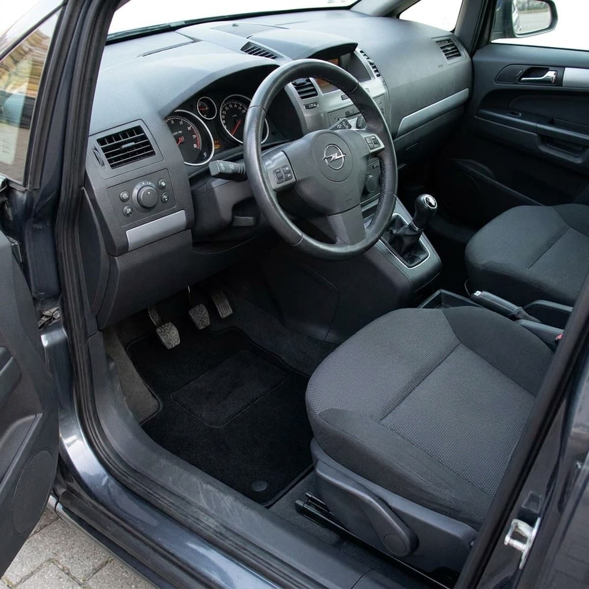 Tappetini in moquette Astro montati su Opel Zafira 5 posti (2004-2011)