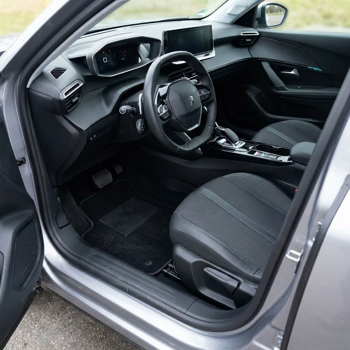 Tappetini in moquette Astro montati su Peugeot 2008 elettrica (2020-)