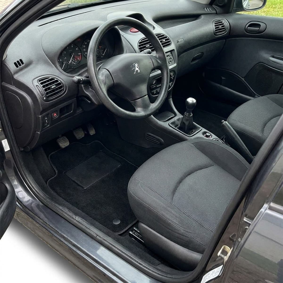 Tappetini in moquette Astro montati su Peugeot 206 Berlina e SW (1998-2012)