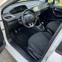 Tappetini in moquette Astro montati su Peugeot 208 Berlina e SW (2012-2019)