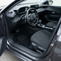Tappetini in moquette Astro montati su Peugeot 208 elettrica (2020-)