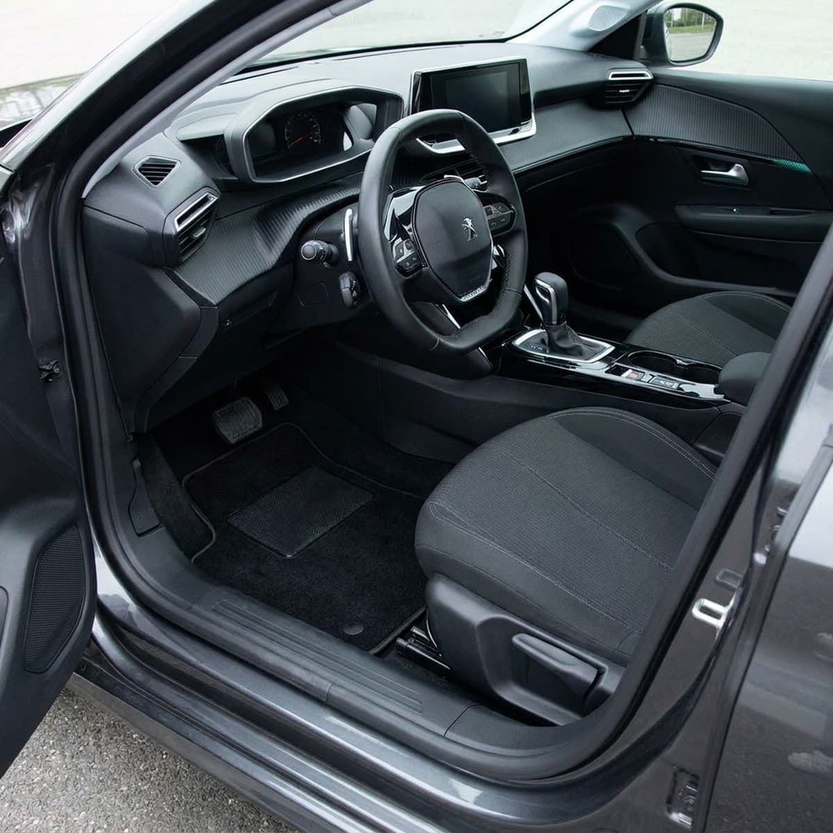 Tappetini in moquette Astro montati su Peugeot 208 elettrica (2020-)