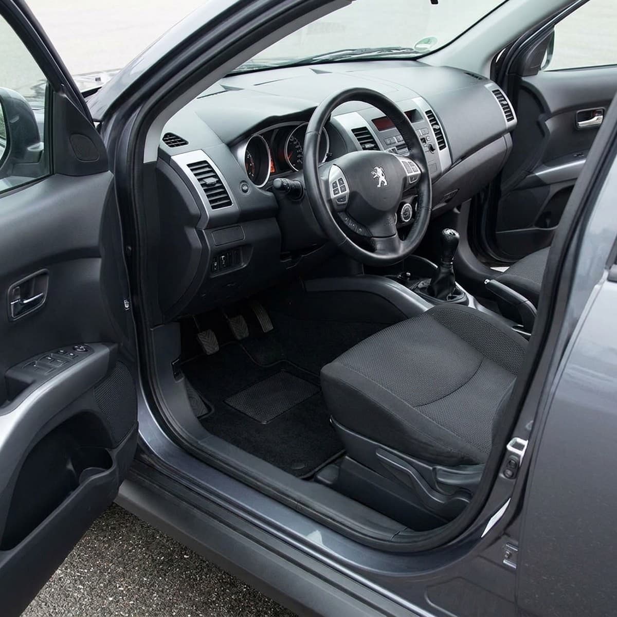 Tappetini in moquette Astro montati su Peugeot 4007 (2008-2012)