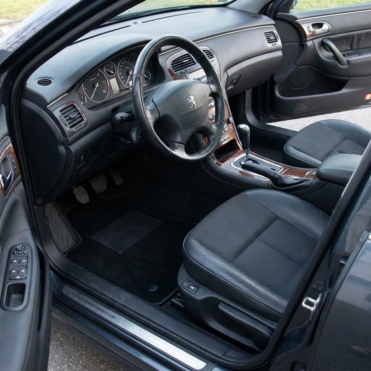 Tappetini in moquette Astro montati su Peugeot 607 (2000-)