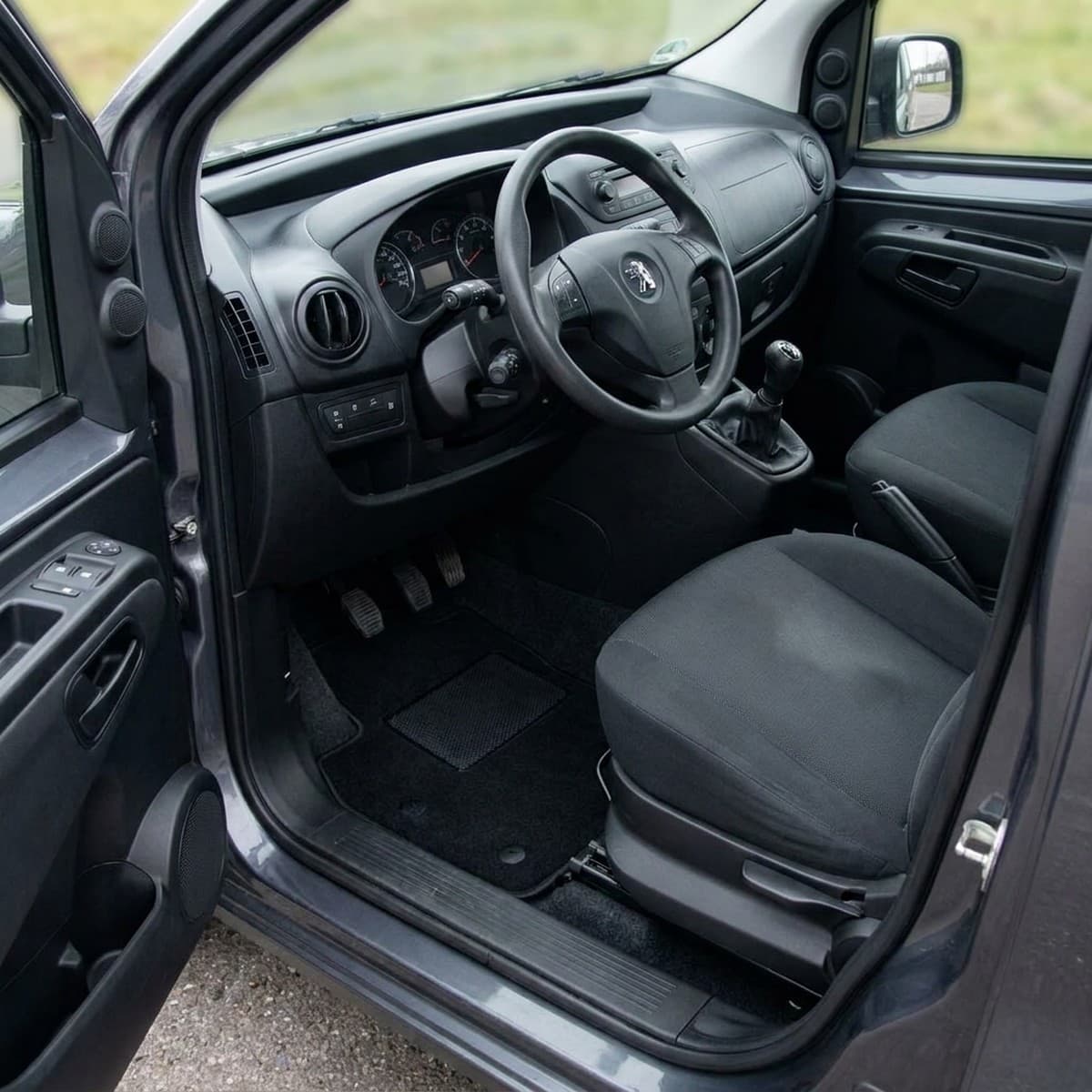 Tappetini in moquette Astro montati su Peugeot Bipper 5 posti (2008-)