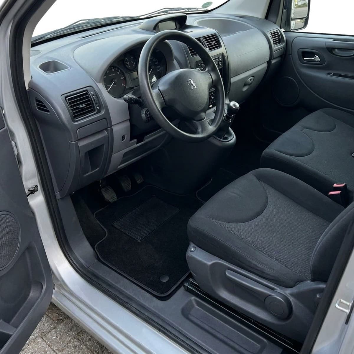 Tappetini in moquette Astro montati su Peugeot Expert (2007-2015)