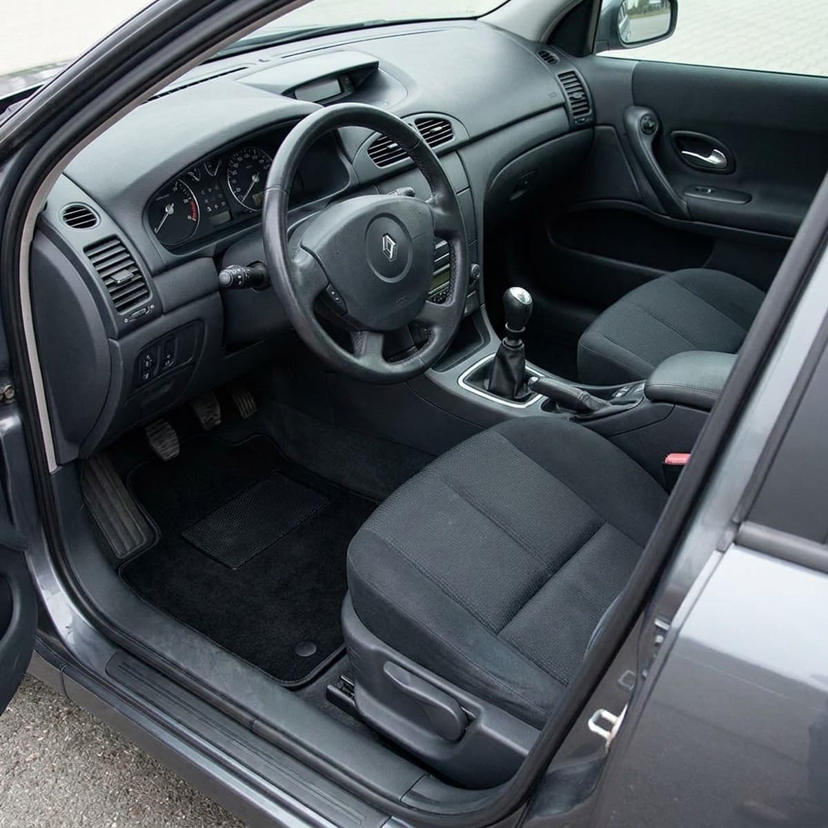 Tappetini in moquette Astro montati su Renault Laguna II Berlina e SW (2001-2007)