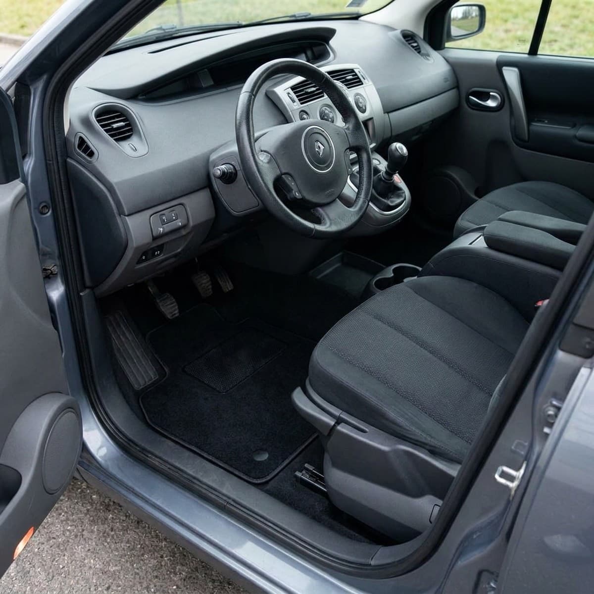 Tappetini in moquette Astro montati su Renault Scenic II 5 posti (2003-2009)