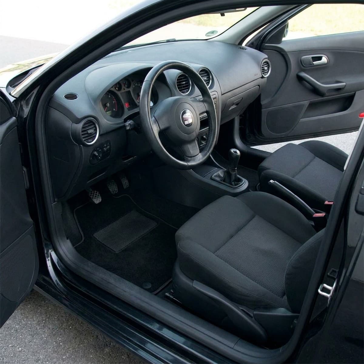 Tappetini in moquette Astro montati su Seat Ibiza (2002-2008)