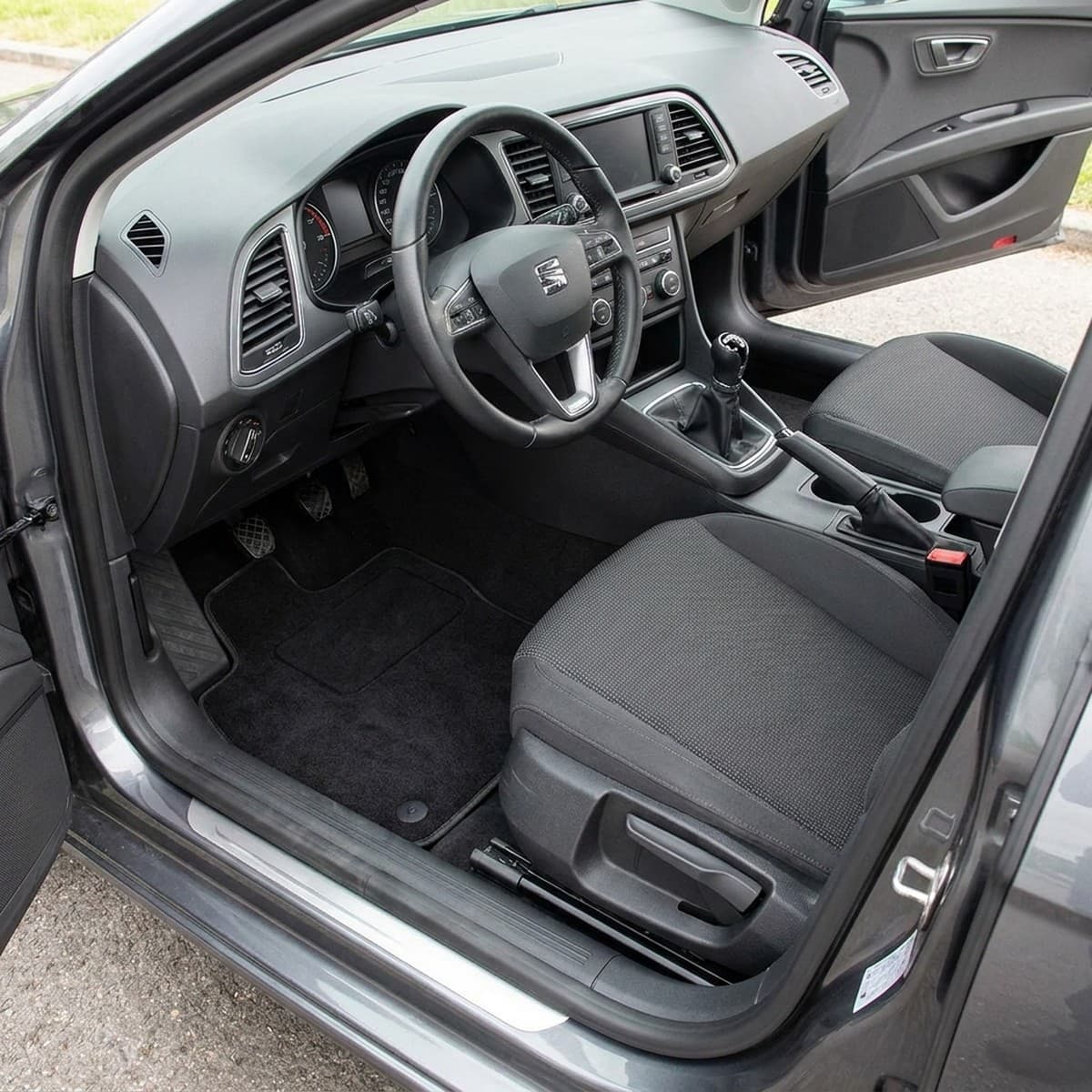 Tappetini in moquette Astro montati su Seat Leon (2013-2019)