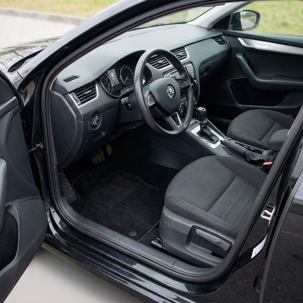 Tappetini in moquette Astro montati su Skoda Octavia Berlina e SW (2013-2019)