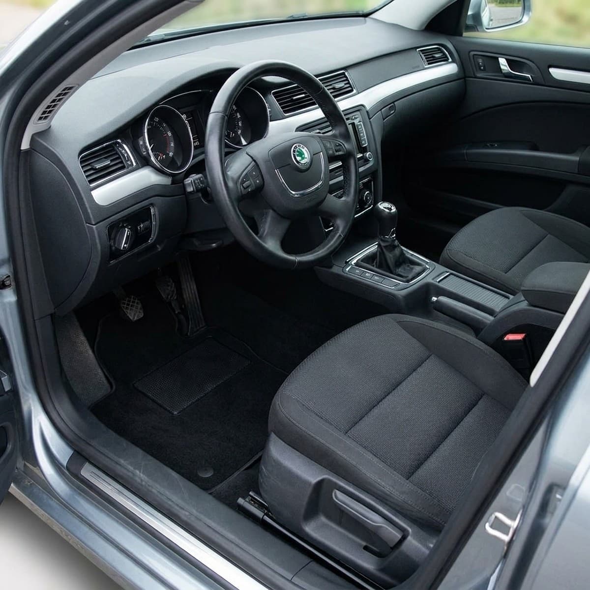 Tappetini in moquette Astro montati su Skoda Superb Berlina e SW (2008-2011)