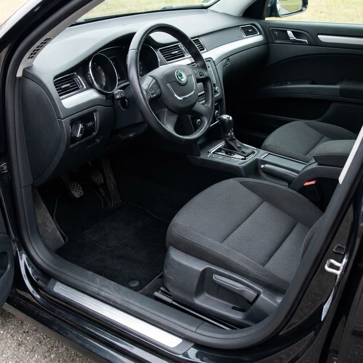 Tappetini in moquette Astro montati su Skoda Superb Berlina e SW (2011-2015)