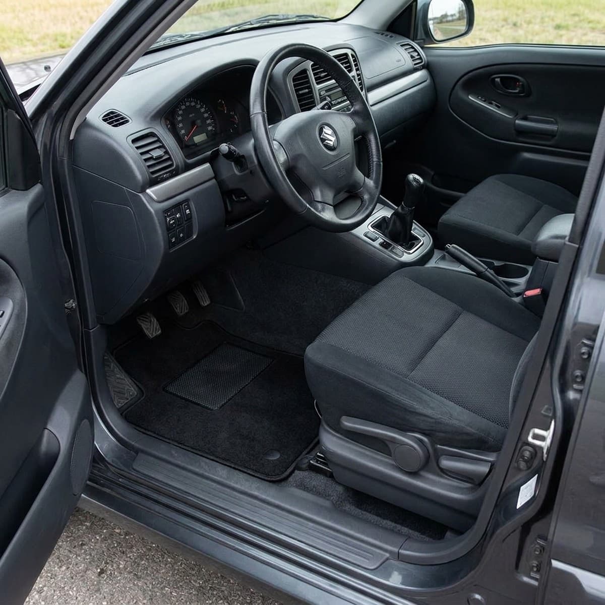 Tappetini in moquette Astro montati su Suzuki Grand Vitara 5 porte (1999-2005)