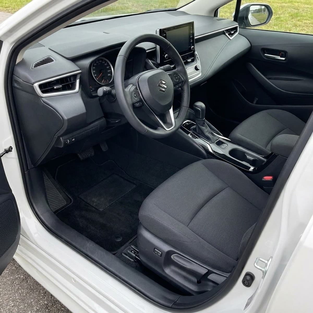 Tappetini in moquette Astro montati su Suzuki Swace (2021-)
