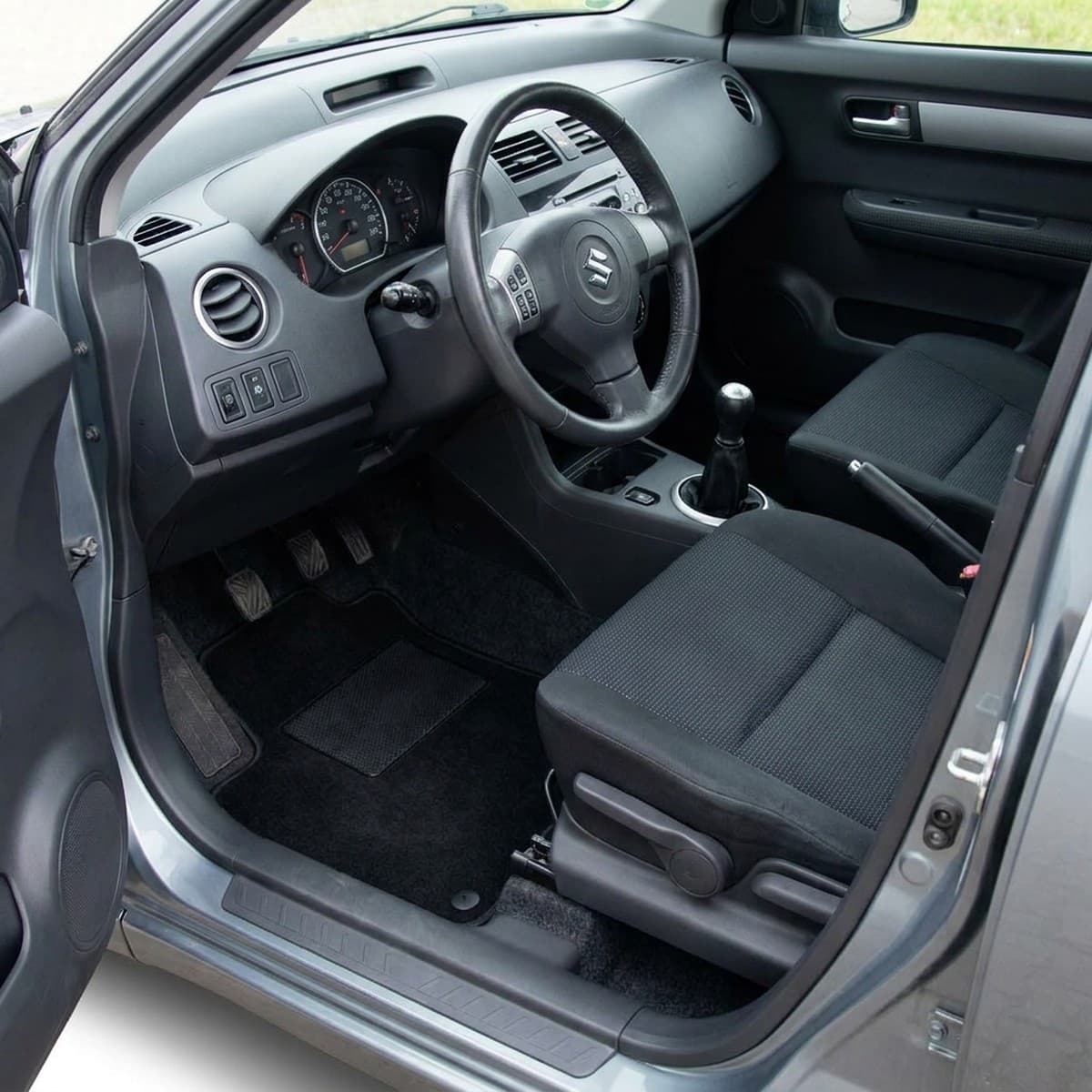 Tappetini in moquette Astro montati su Suzuki Swift (2004-2010)