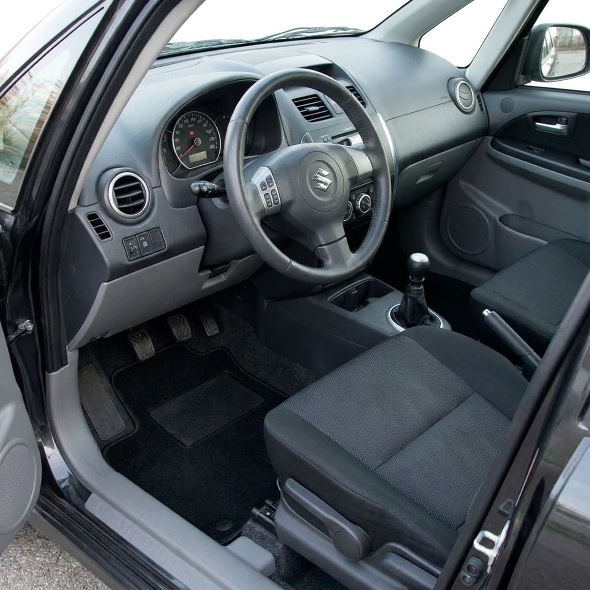 Tappetini in moquette Astro montati su Suzuki SX4 (2006-2009)