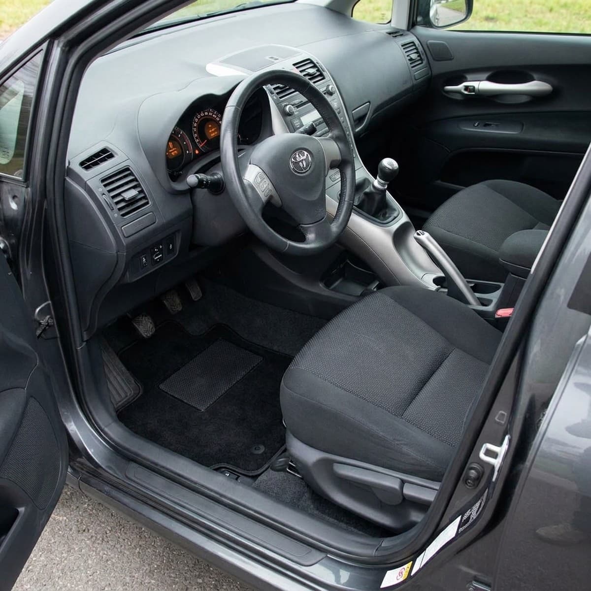 Tappetini in moquette Astro montati su Toyota Auris (2007-2012)