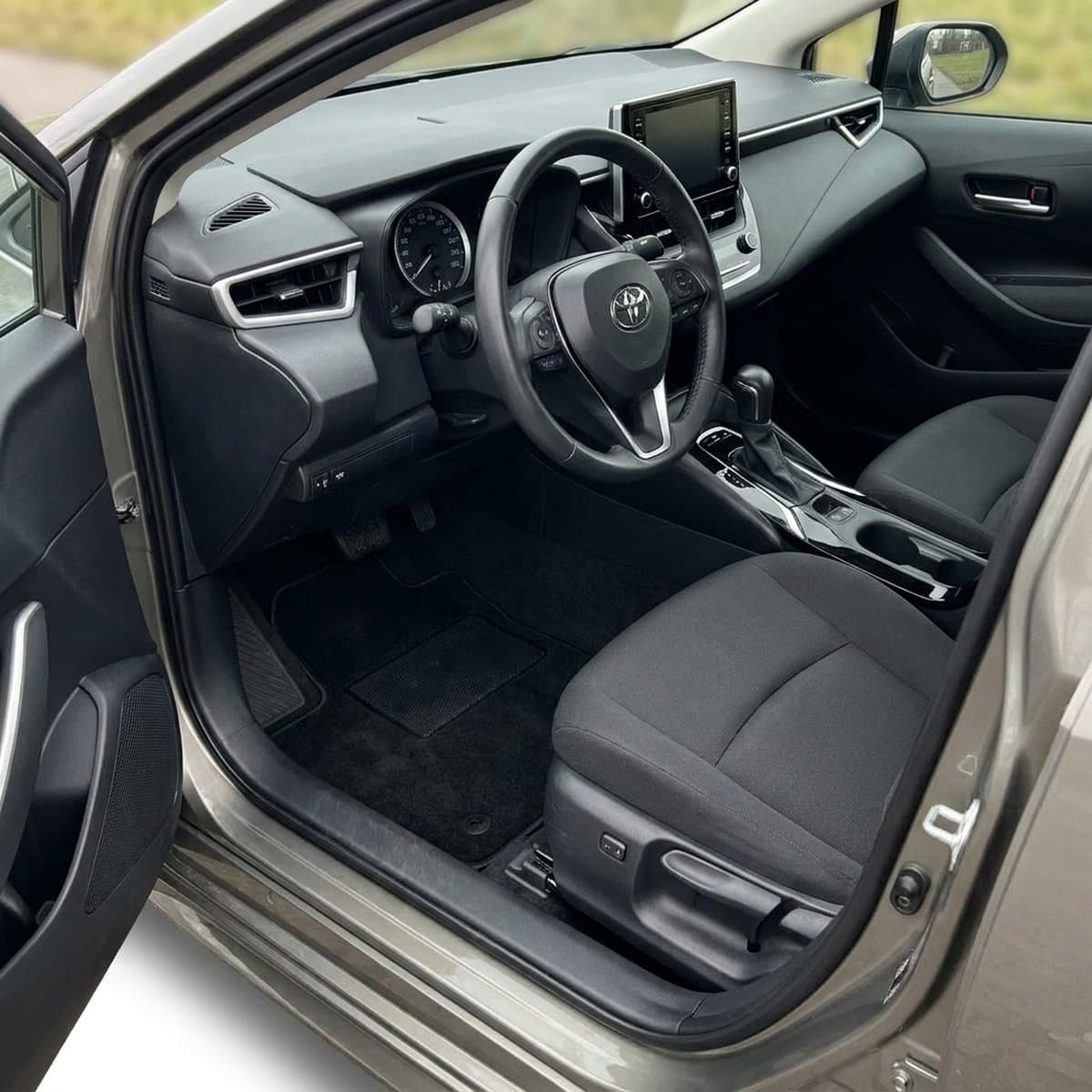 Tappetini in moquette Astro montati su Toyota Corolla Touring Sports (2019-)