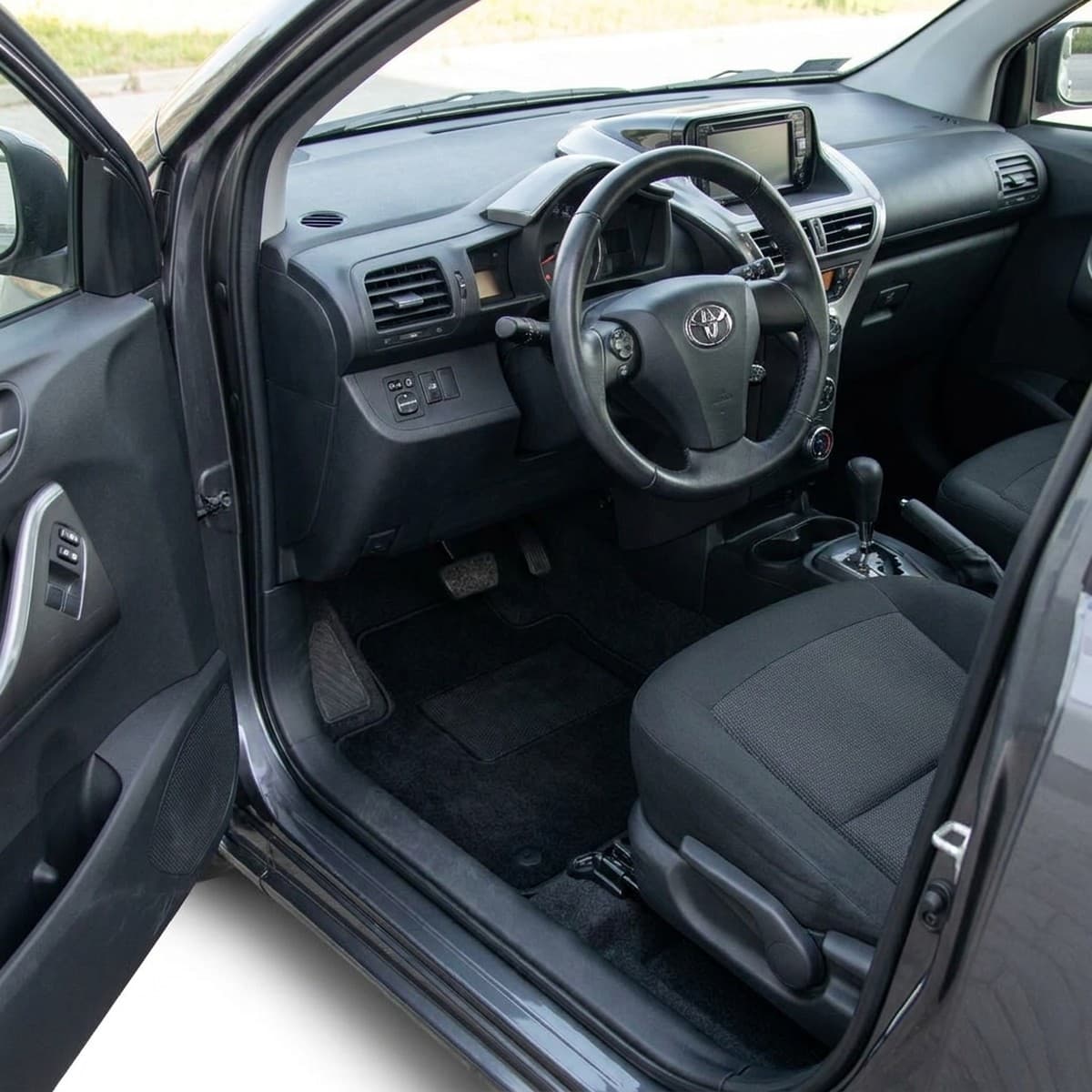 Tappetini in moquette Astro montati su Toyota iQ (2009-)