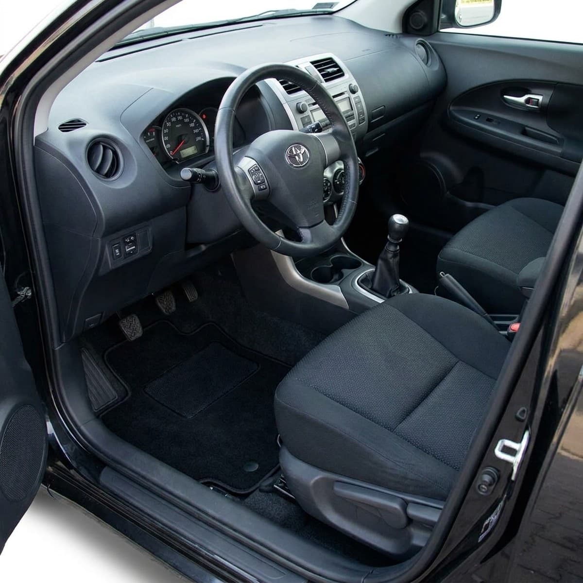 Tappetini in moquette Astro montati su Toyota Urban Cruiser (2009-2014)