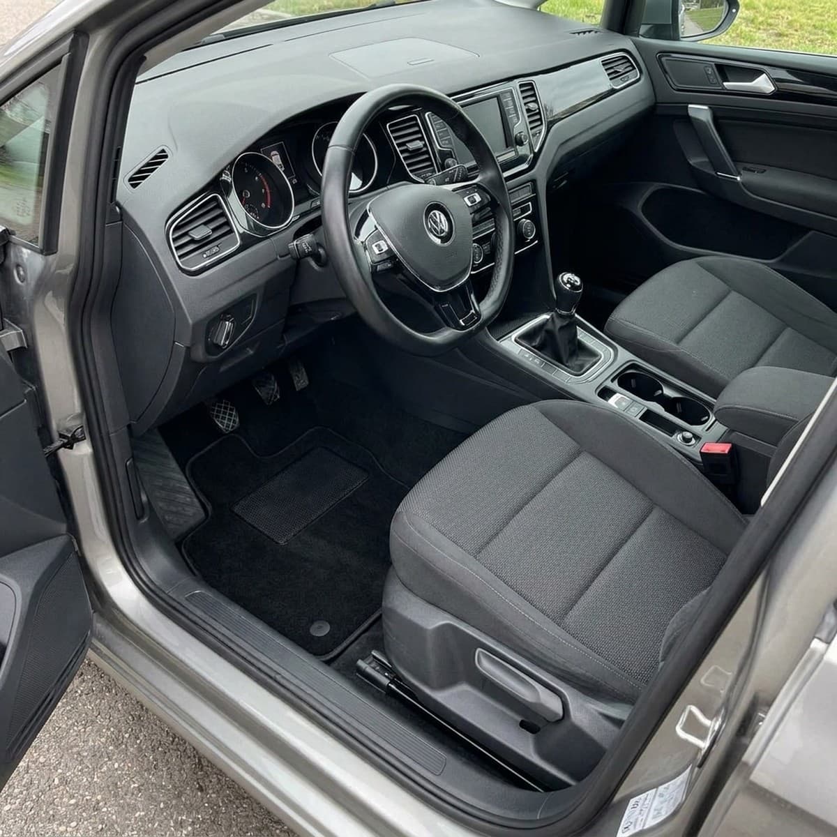 Tappetini in moquette Astro montati su Volkswagen Golf VII Sportsvan (2014-2018)