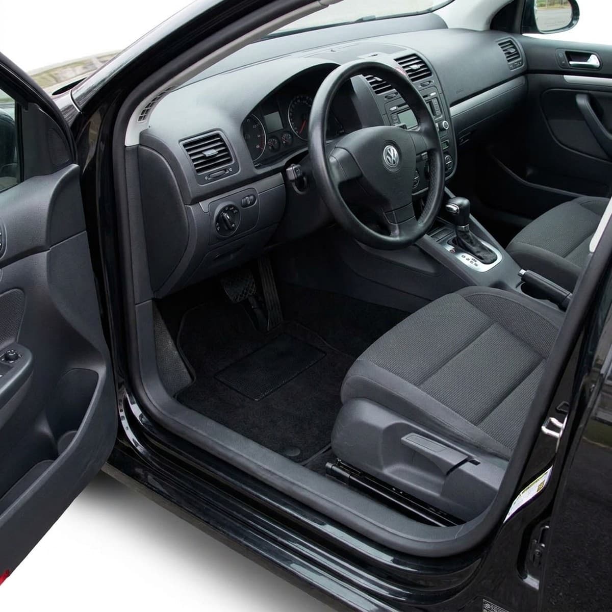 Tappetini in moquette Astro montati su Volkswagen Jetta (2005-2010)