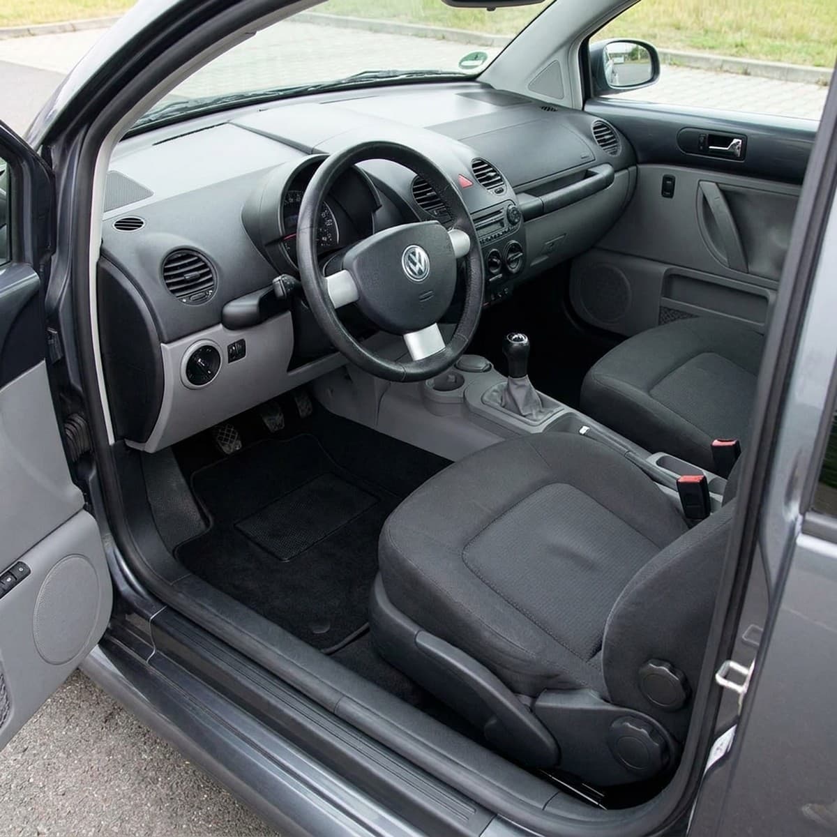 Tappetini in moquette Astro montati su Volkswagen New Beetle (1998-2012)