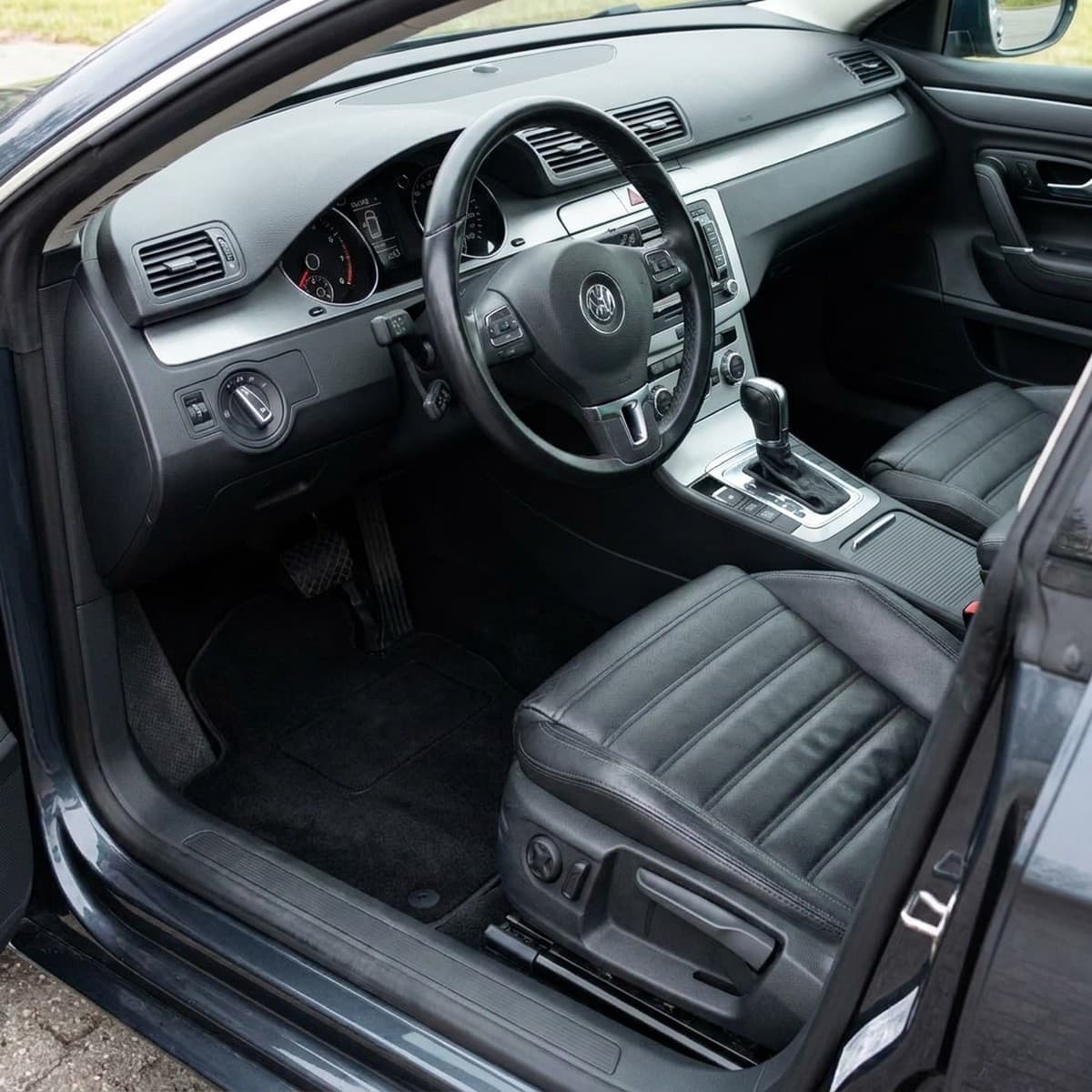 Tappetini in moquette Astro montati su Volkswagen Passat CC 4 porte (2008-2012)