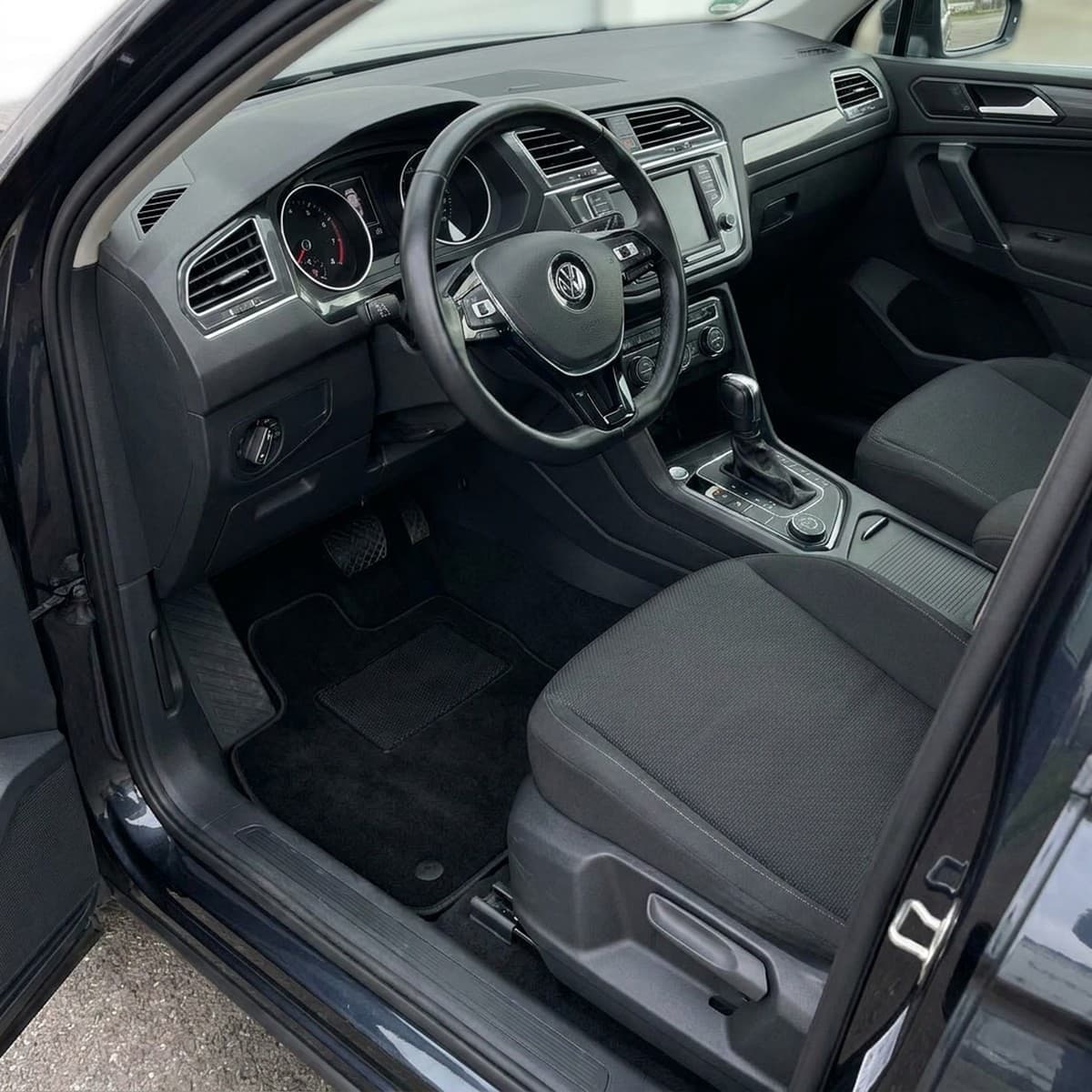 Tappetini in moquette Astro montati su Volkswagen Tiguan (2016-)