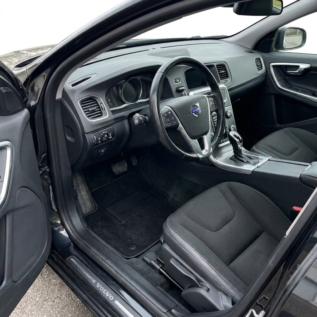 Tappetini in moquette Astro montati su Volvo V60 (2010-2018)