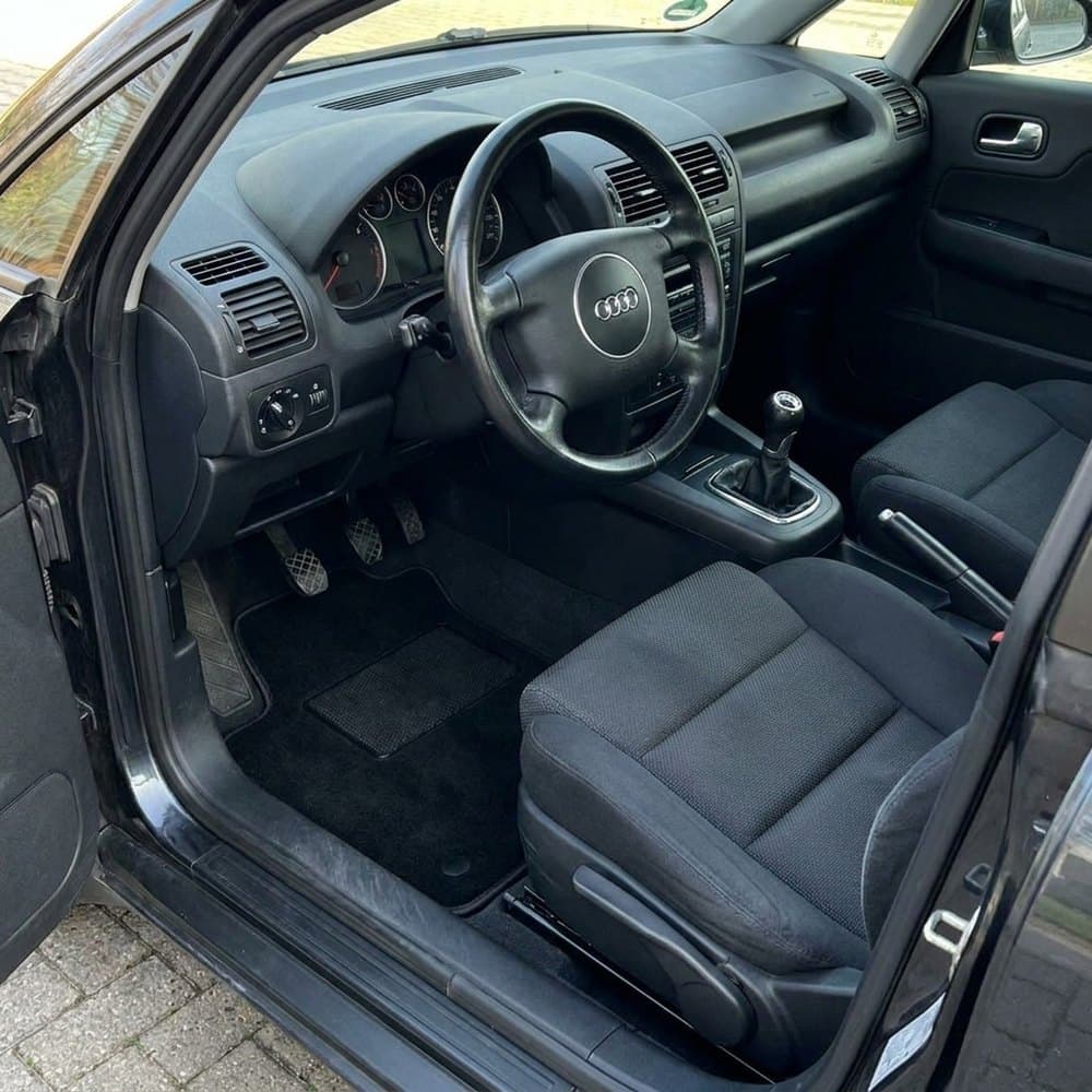 Tappetini in moquette Astro montati su Audi A2 (2000-2006)