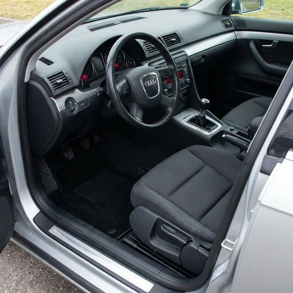Tappetini in moquette Astro montati su Audi A4 Berlina e Avant (2004-2007)