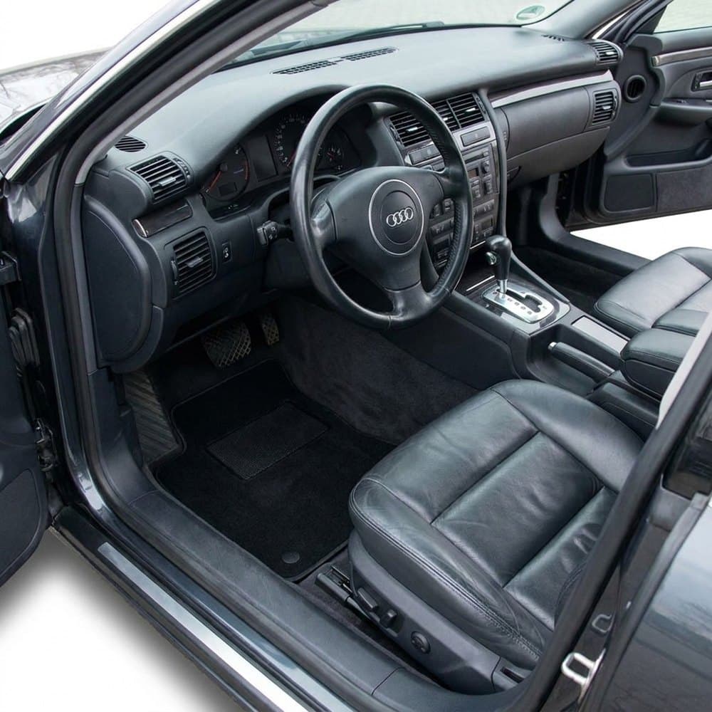Tappetini in moquette Astro montati su Audi A8 (1995-2010)