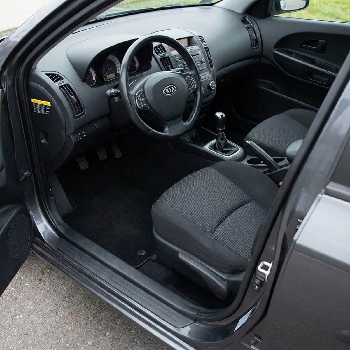Tappetini in moquette Astro montati su Kia Cee'd 5 porte e Sportswagon (2006-2012)