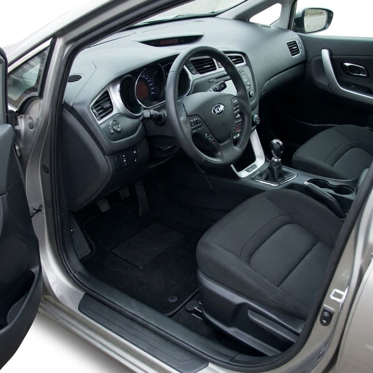 Tappetini in moquette Astro montati su Kia Cee'd 5 porte e Sportswagon (2012-2015)
