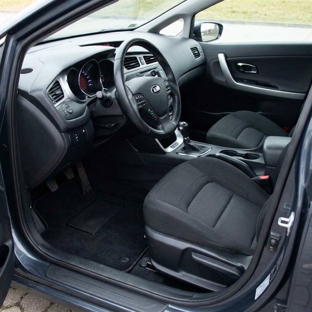 Tappetini in moquette Astro montati su Kia Cee'd 5 porte e Sportswagon (2015-2019)