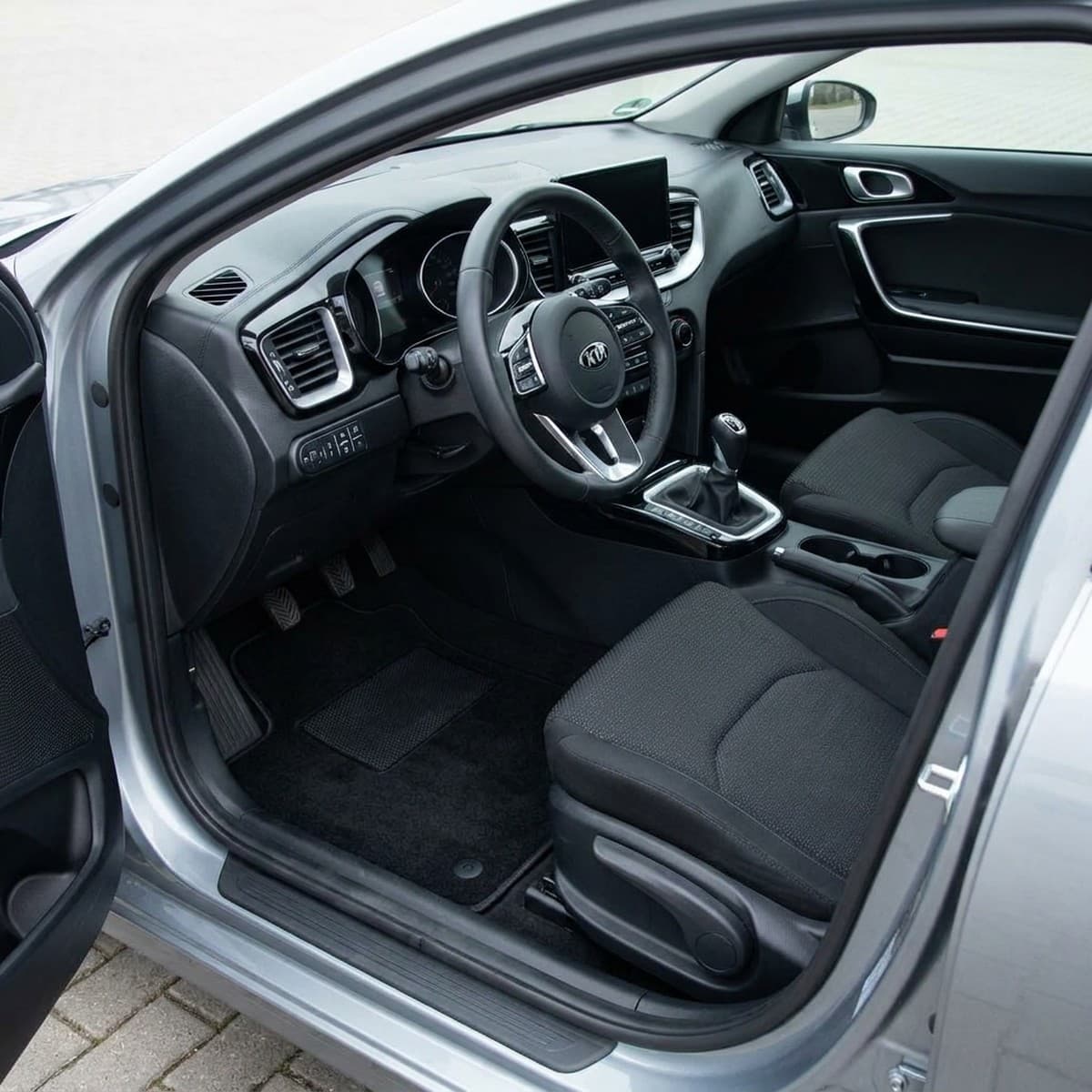 Tappetini in moquette Astro montati su Kia Cee'd 5 porte e Sportswagon (2019-)