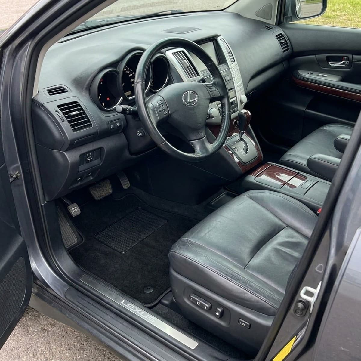 Tappetini in moquette Astro montati su Lexus RX (2003-2008)