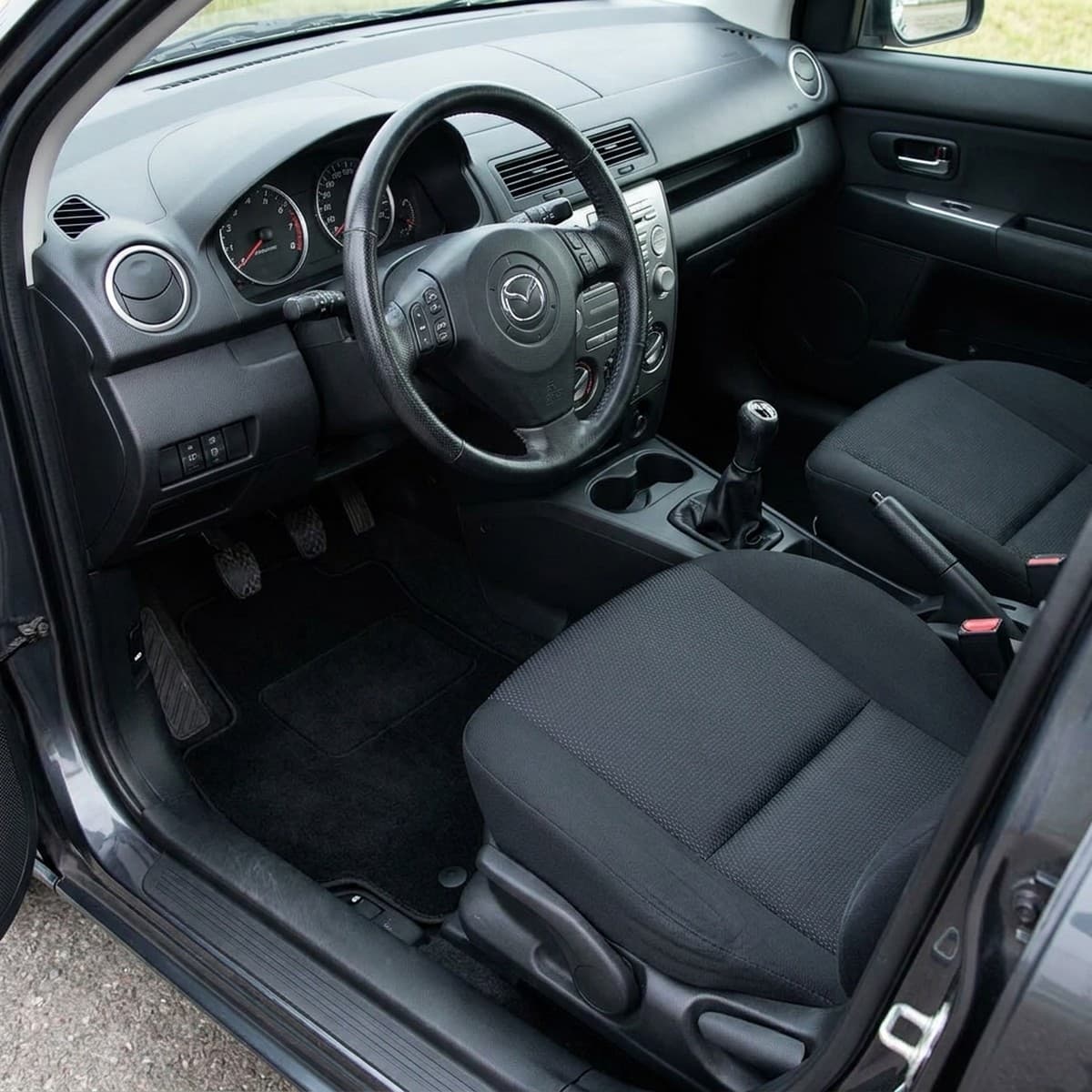 Tappetini in moquette Astro montati su Mazda 2 (2002-2007)