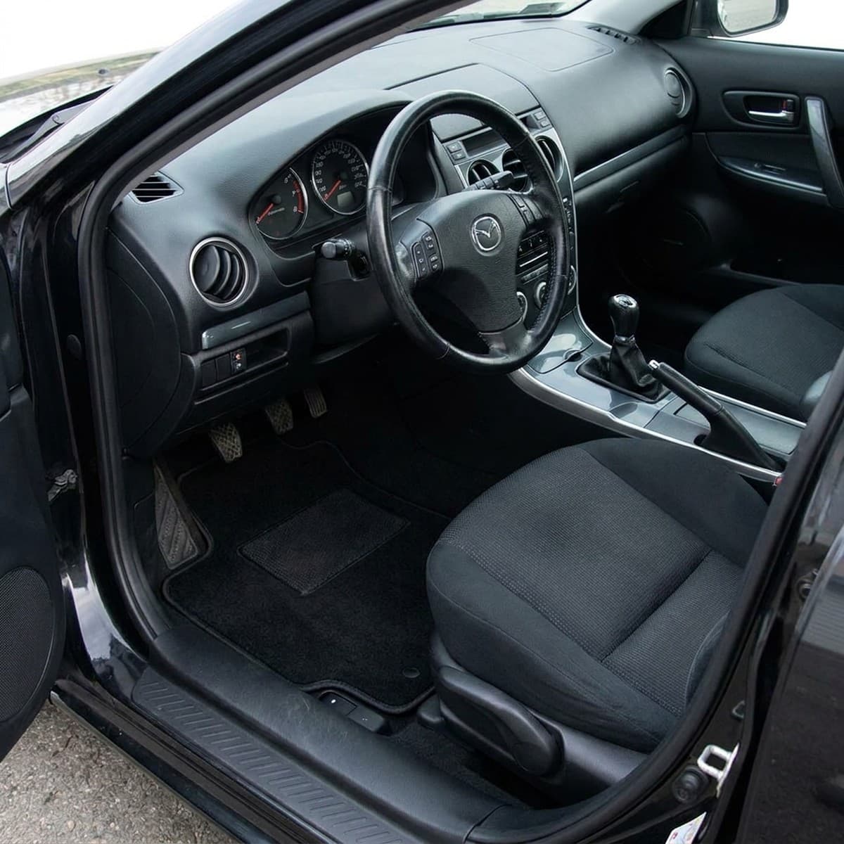 Tappetini in moquette Astro montati su Mazda 6 Berlina e SW (2003-2008)