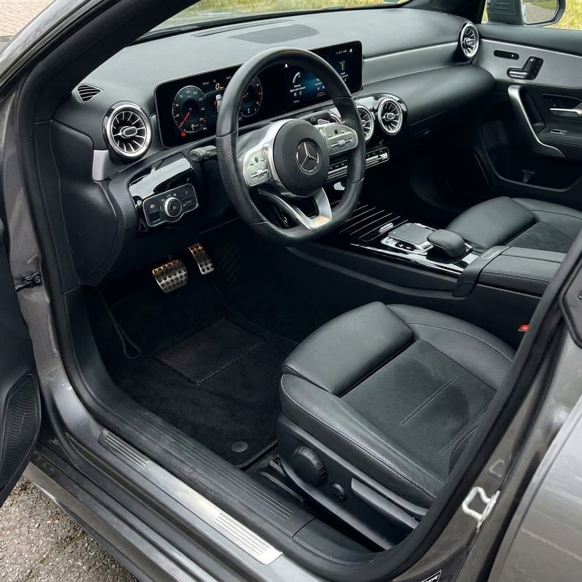 Tappetini in moquette Astro montati su Mercedes-Benz CLA 4 porte (2019-)