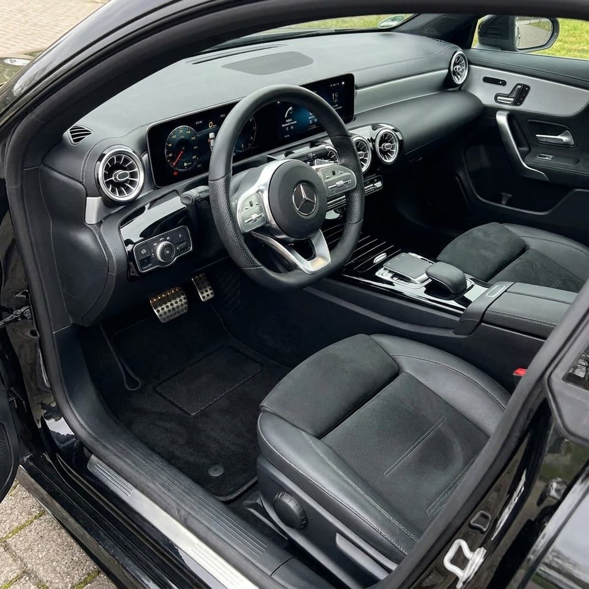 Tappetini in moquette Astro montati su Mercedes-Benz CLA Shooting Brake (2019-)