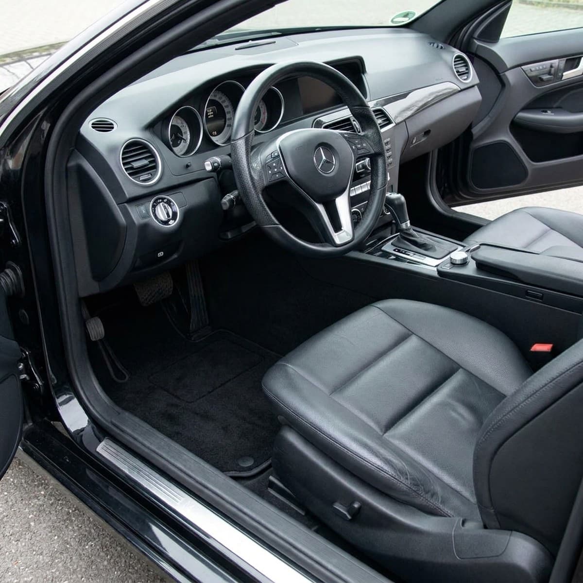 Tappetini in moquette Astro montati su Mercedes-Benz Classe C Coupé/Cabrio (2011-2015)