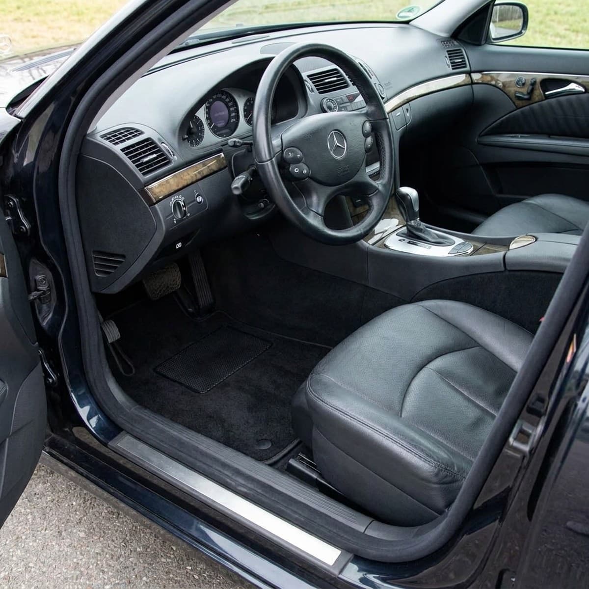 Tappetini in moquette Astro montati su Mercedes-Benz Classe E Berlina e SW (2002-2009)