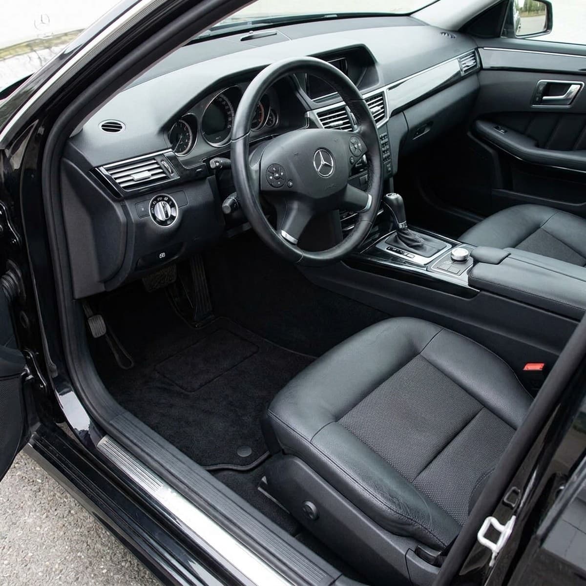 Tappetini in moquette Astro montati su Mercedes-Benz Classe E Berlina e SW (2009-2015)