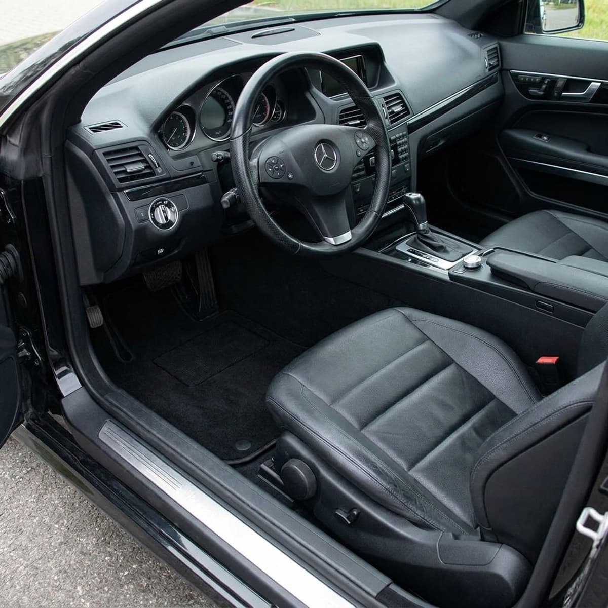 Tappetini in moquette Astro montati su Mercedes-Benz Classe E Coupé/Cabrio (2010-2016)